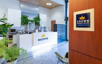 Receptie van het kantoorpand op Pompoenweg 3-15 in Leiden, voorzien van een balie en planten.