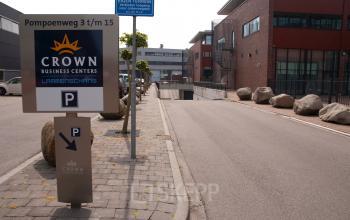 Exterieur van kantoorpand gelegen aan Pompoenweg 3 - 15 in Leiden, met bewegwijzering naar Crown Business Centers.