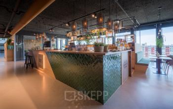 Kantoorpand op Bargelaan 200, Leiden met moderne werkplekken en een stijlvolle bar voor informeel overleg.