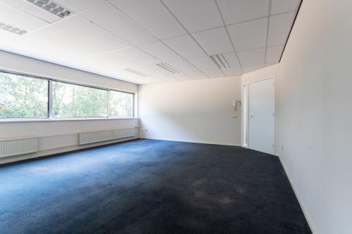 Ruime kantoorruimte te huur op Fruitweg 38 in Leiden, met veel natuurlijk licht door grote ramen. Het interieur is klaar voor eigen inrichting en indeling van kantoren.
