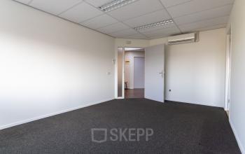 Lege kantoorruimte op Fruitweg 22, Leiden met neutrale muren en tapijt, klaar voor verhuur.