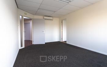 Lege kantoorruimte te huur op Fruitweg 22, Leiden, met neutrale muren en tapijt. Goede basis voor inrichting naar wens. Ideaal voor bedrijven die een kantoorpand willen huren.