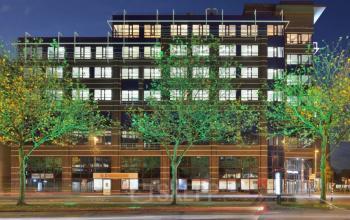 Kantoorpand huren op Schipholweg 55-89 in Leiden, met moderne gevel en goed verlichte ramen.