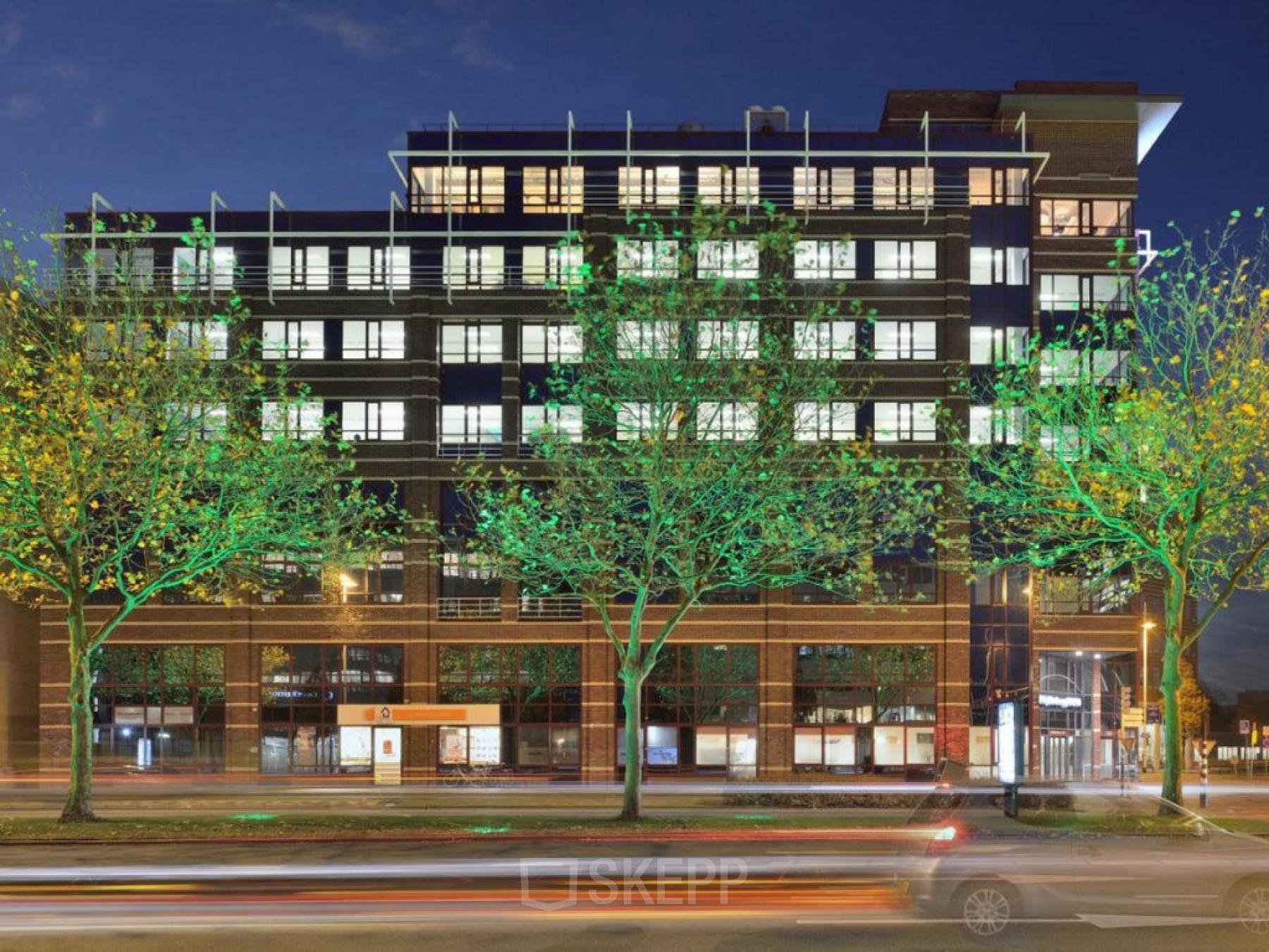 Kantoorpand huren op Schipholweg 55-89 in Leiden, met moderne gevel en goed verlichte ramen.