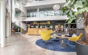 Moderne kantoorruimte huren bij Kanaalpark 140 in Leiden met stijlvolle meubels en open werkvloeren, ideaal voor zakelijke bijeenkomsten.