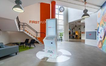 Moderne, ruime kantooromgeving in het kantoorpand aan de Touwbaan 38 te Leiderdorp met comfortabele zitruimtes en een uitnodigende trap naar de eerste verdieping.