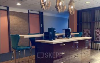 Moderne kantoorruimte met stijlvol meubilair en kleurrijke accenten op Elisabethhof 19 in Leiderdorp, ideaal voor bedrijven die een kantoor willen huren.