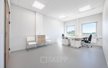 Licht kantoorpand op Het Ravelijn 1-11 in Lelystad met enkele bureaus en comfortabele stoelen. Perfecte plek voor kantoorruimte huren.