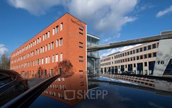 Buitenzijde van kantoorpand aan Fokkerstraat 16, Leusden, met moderne architectuur en strakke lijnen, geschikt voor bedrijven die kantoorruimte willen huren.