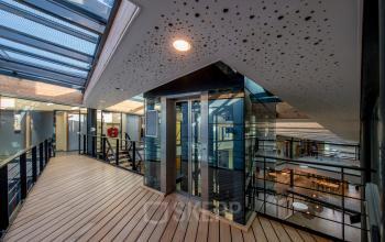 Modern kantoorpand aan Fokkerstraat 16 in Leusden, met glazen wanden, houten vloeren en een lift. Geschikt voor bedrijven die kantoorruimte huren in een dynamische omgeving.