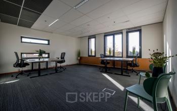 Zonnige kantoorpand op Fokkerstraat 16 in Leusden, met moderne bureaus en ergonomische stoelen, ideaal voor kantoorruimte huren. Grote ramen zorgen voor veel natuurlijk licht.