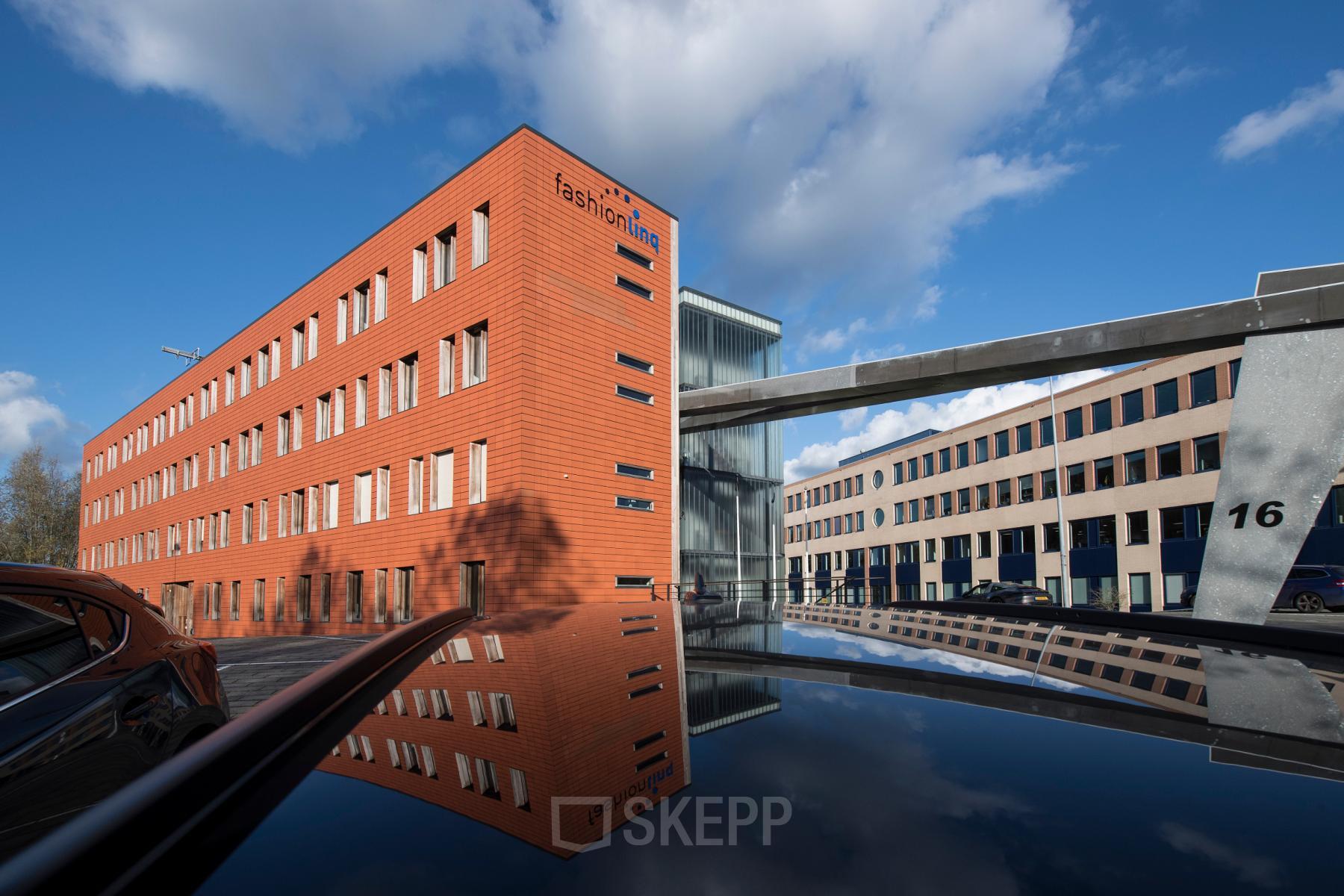 Buitenzijde van kantoorpand aan Fokkerstraat 16, Leusden, met moderne architectuur en strakke lijnen, geschikt voor bedrijven die kantoorruimte willen huren.