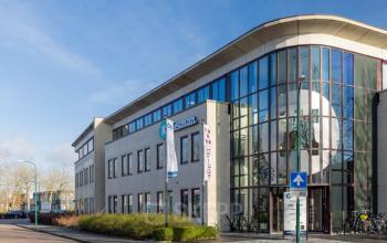 Het moderne kantoorpand op Plesmanstraat 2 in Leusden, met strakke architectuur en grote ramen. Een uitstekende locatie voor het huren van kantoorruimte.