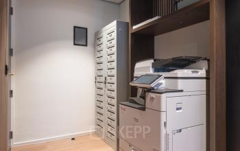 Functionele kantoorruimte op de Horsterweg 24 in Maastricht-Airport, met een printerhoek en archiefkasten. Ideaal voor bedrijven die kantoorruimte willen huren voor dagelijks gebruik.