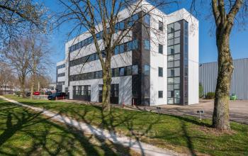 Modern kantoorpand gelegen aan de Horsterweg 24 in Maastricht-Airport met strakke gevels en groene omgeving. Perfecte locatie om kantoorruimte te huren.
