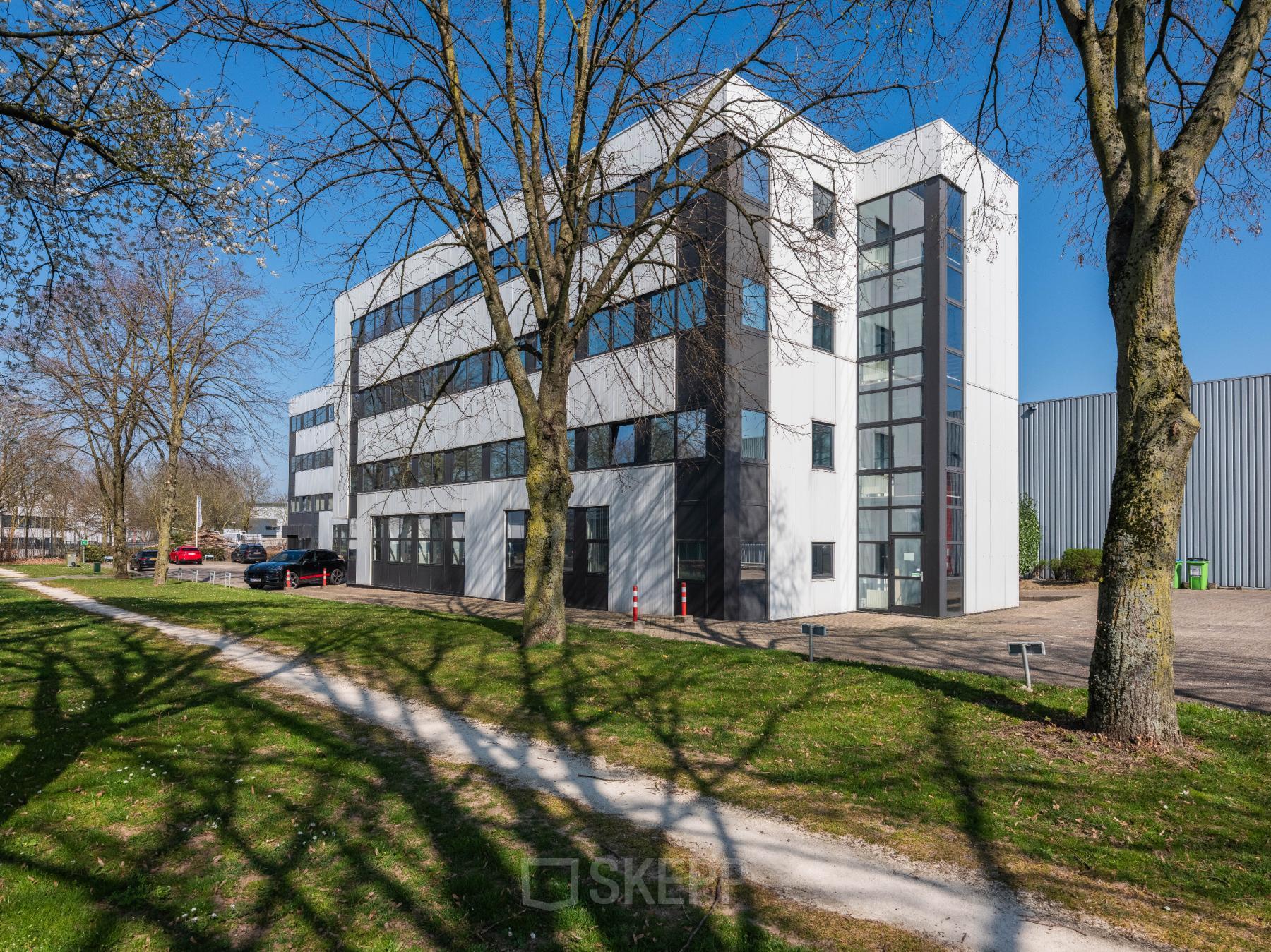 Modern kantoorpand gelegen aan de Horsterweg 24 in Maastricht-Airport met strakke gevels en groene omgeving. Perfecte locatie om kantoorruimte te huren.