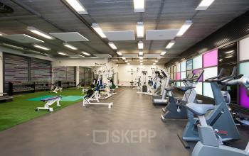 Gym met moderne fitnessapparatuur in het kantoorpand Europalaan 24 in Maastricht-Airport
