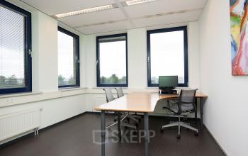 Kantoorruimte huren op Europalaan 24, Maastricht-Airport, met ruime ramen, veel lichtinval, twee bureaus en stoelen.