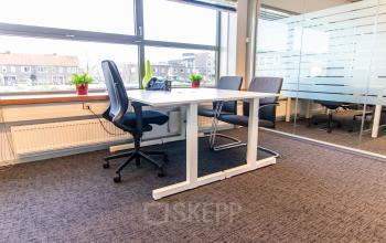 Moderne kantoorruimte op Avenue Ceramique 221, Maastricht te huur met strakke inrichting, glazen wanden en uitzicht op de stad. Perfect voor zakelijke huurders die een professionele werkomgeving zoeken.