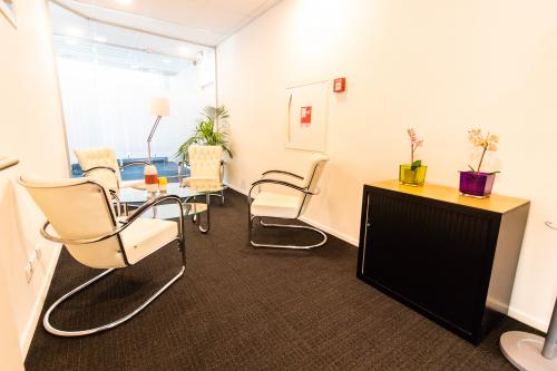 Compacte vergaderruimte in kantoorpand aan Avenue Ceramique 221, Maastricht met moderne stoelen en een tafel. Ideaal voor wie een kantoorruimte wil huren in een aantrekkelijke zakelijke omgeving.