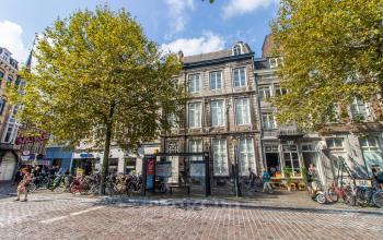 Kantoorpand aan Markt 14 in Maastricht met historische gevel, ideaal voor kantoorruimte huren. Omgeven door bomen en nabij voorzieningen. Geschikt voor zakelijke huur.