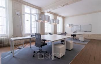 Lichte kantoorruimte in kantoorpand Markt 14, Maastricht, biedt moderne bureaus en stoelen, geschikt voor kantoorruimte huren.