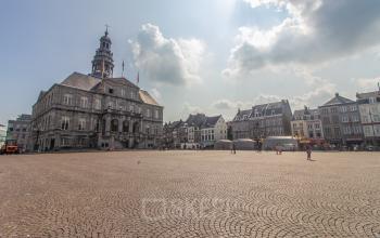 Historische Markt in Maastricht met kantoorpanden omringd door karakteristieke gebouwen.
