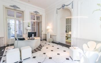 Stijlvolle kantoorruimte huren in Maastricht met moderne inrichting, lokatie Markt 14. Voorzien van werkplek en toegang tot diverse faciliteiten in het kantoorpand.