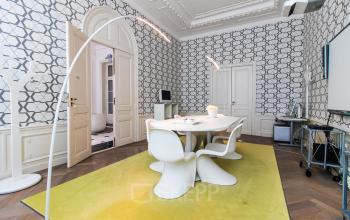 Kantoorruimte huren in kantoorpand op Markt 14, Maastricht, met moderne inrichting en stijlvolle vergaderruimte.