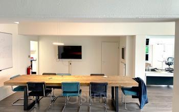 Moderne kantoorruimte huren in Maastricht op Wilhelminasingel 44-46 met een stijlvolle vergadertafel en comfortabele stoelen, ideaal voor creatieve brainstormsessies.