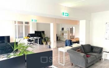 Heldere kantoorruimte op Wilhelminasingel 44-46 in Maastricht. Het kantoorpand is voorzien van werkplekken met moderne bureaus, zitgedeelte en planten. Ideaal om als kantoor te huren.