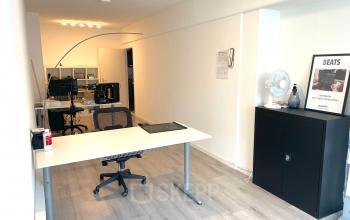 Kantoorruimte huren in Maastricht op de Wilhelminasingel 44-46 met moderne bureaus en minimalistische inrichting. Ideaal kantoorpand voor ondernemers die een praktische werkplek zoeken.
