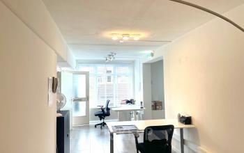 Heldere kantoorruimte op Wilhelminasingel 44-46 in Maastricht met moderne bureaus en stoelen, klaar voor de verhuur. Geschikt voor wie kantoorruimte wil huren voor dagelijkse werkzaamheden.