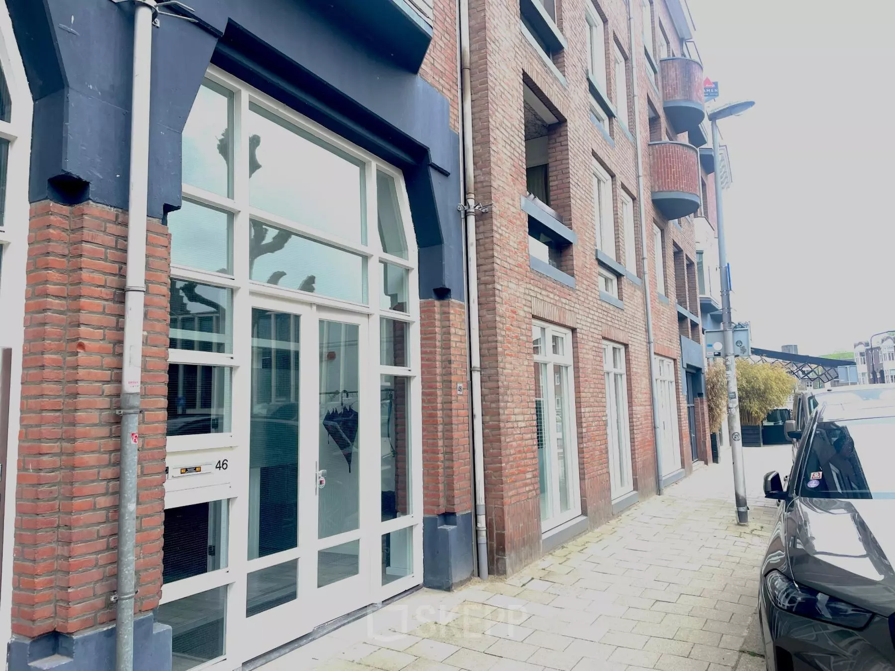 Buitenzijde van het kantoorpand op Wilhelminasingel 44-46 in Maastricht, met grote ramen en een rood bakstenen gevel. Ideaal voor kantoorruimte huren.