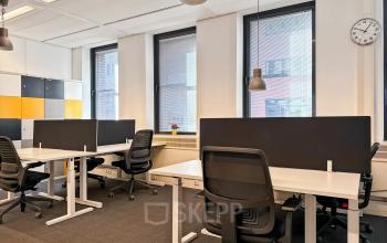 Moderne kantoorruimte te huur in Maastricht, Robert Schumandomein 2, met vier werkplekken en veel natuurlijk licht.