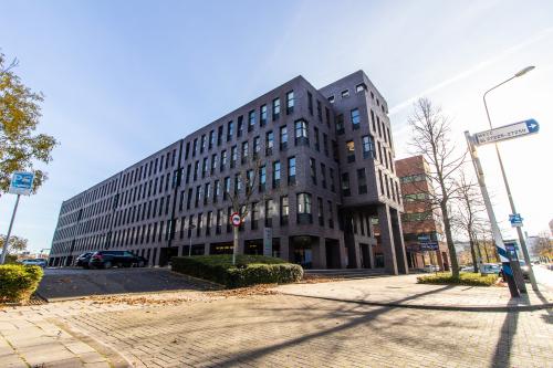 Kantoorpand Robert Schumandomein 2 in Maastricht met parkeerterrein vooraanzicht. Ruime en moderne kantoorruimte huren, ideaal voor bedrijven met flexibele huurvoorwaarden.