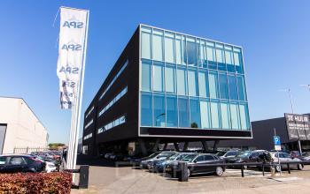 Modern kantoorpand op Brieltjenspolder 28, Made, met grote glazen gevel en parkeerplaatsen aan de voorzijde. Kantoorruimte huren mogelijk in dit stijlvolle gebouw.