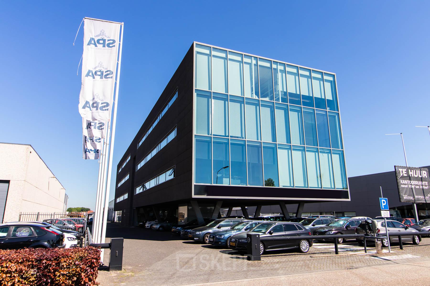 Modern kantoorpand op Brieltjenspolder 28, Made, met grote glazen gevel en parkeerplaatsen aan de voorzijde. Kantoorruimte huren mogelijk in dit stijlvolle gebouw.