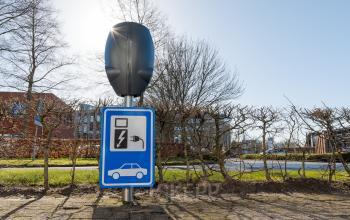 Buitenzicht op kantoorpand Blankenstein 265 in Meppel met een laadstation voor elektrische auto's in de voorgrond.