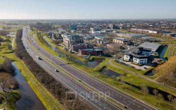 Luchtfoto van Blankenstein 265 in Meppel, omgeven door wegen en groen. Het kantoorpand biedt mogelijkheden voor kantoorruimte huren in een zakelijke omgeving.