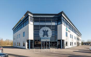 Kantoorpand Blankenstein 265 in Meppel biedt mogelijkheden voor bedrijven om kantoorruimte te huren. Het moderne pand heeft een strakke, zakelijke gevel en ruime parkeerplekken voor bezoekers en medewerkers.