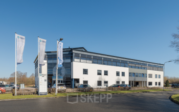 Kantoorpand in Meppel aan Blankenstein 265, strak vormgegeven met een moderne uitstraling. De voorzijde toont drie verdiepingen met grote ramen, ideaal voor het huren van een kantoorruimte.