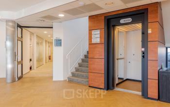 Interieur van kantoorpand op Blankenstein 265, Meppel met open lift en trap, ideaal voor kantoorruimte huren. Heldere gangen en moderne afwerking zonder personen aanwezig.