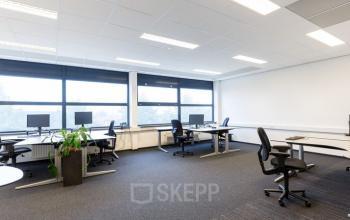 Moderne kantoorruimte huren bij Blankenstein 265 in Meppel. De ruimte heeft grote ramen en bureaus met ergonomische stoelen, ideaal voor productief werken.