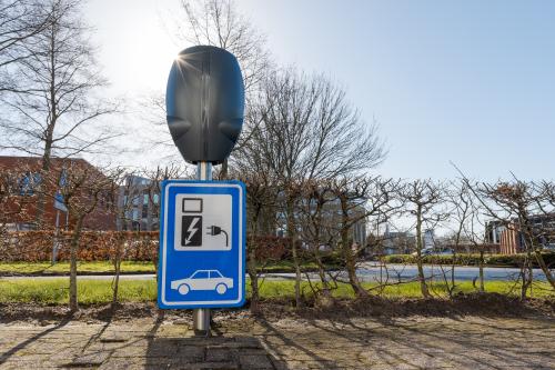 Buitenzicht op kantoorpand Blankenstein 265 in Meppel met een laadstation voor elektrische auto's in de voorgrond.
