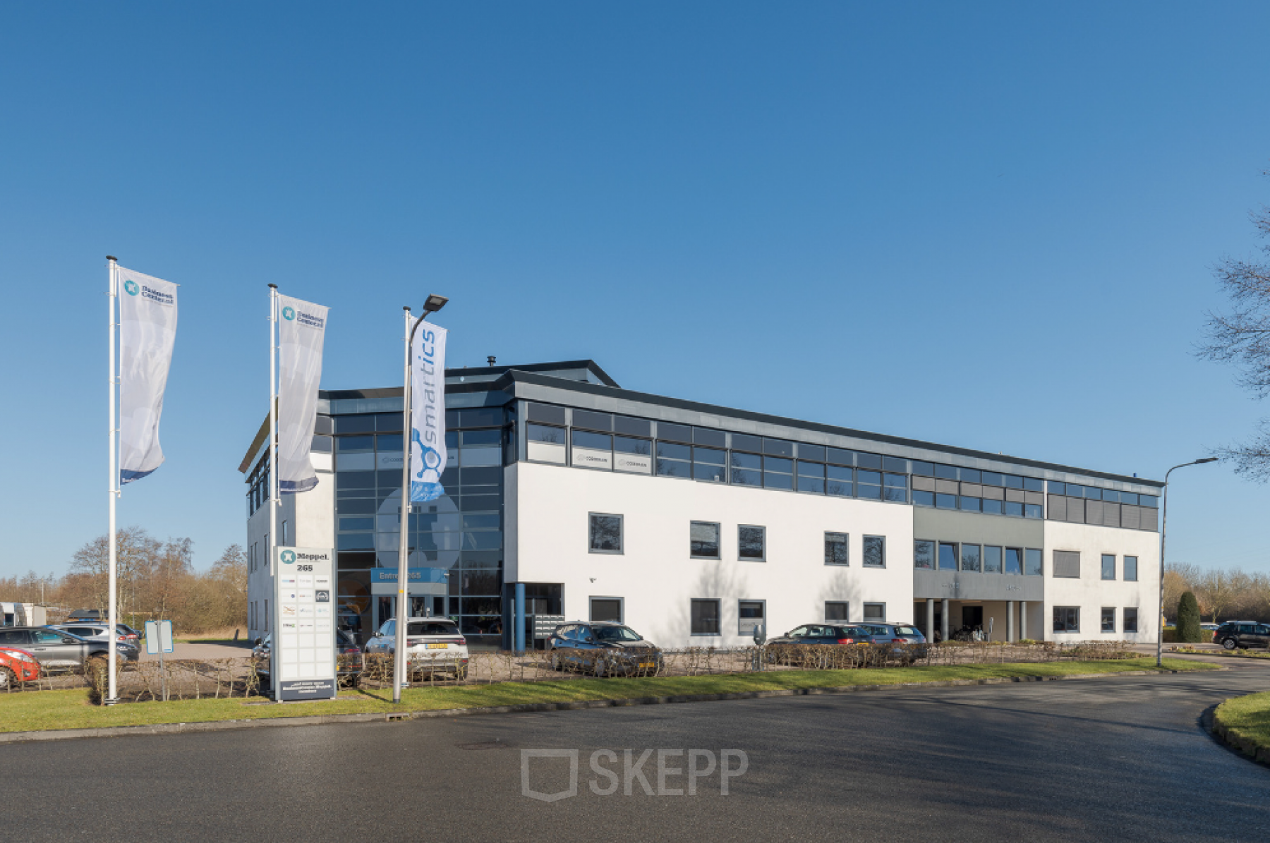 Kantoorpand in Meppel aan Blankenstein 265, strak vormgegeven met een moderne uitstraling. De voorzijde toont drie verdiepingen met grote ramen, ideaal voor het huren van een kantoorruimte.