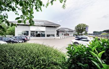 Kantoorpand Rijksweg 79 in Naarden met moderne gevel en ruime parkeerplaatsen voor de ingang.