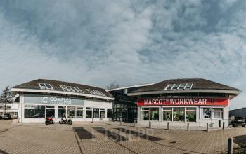 Kantoorpand gelegen aan de Rijksweg 79 in Naarden, met entree en bedrijfspanden Complex en Mascot Workwear.