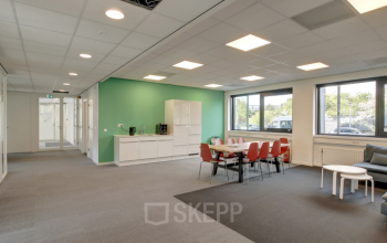 Kantoorruimte op Nevelgaarde 8-35 in Nieuwegein met moderne inrichting, vergadertafel en zitgedeelte, ideaal voor bedrijven die een kantoor willen huren.