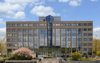 Modern kantoorpand aan Nevelgaarde 8-35, Nieuwegein, geschikt voor kantoorruimte huren, met glazen façade en strakke lijnen, omgeven door groen en parkeergelegenheid.